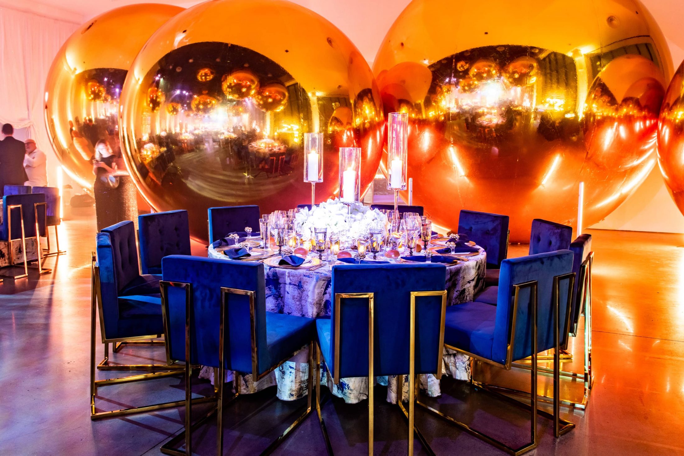 Chic table set-up at champagne bottle-inspired reception at this NYE wedding in New York City | Photo by Gruber Photo
