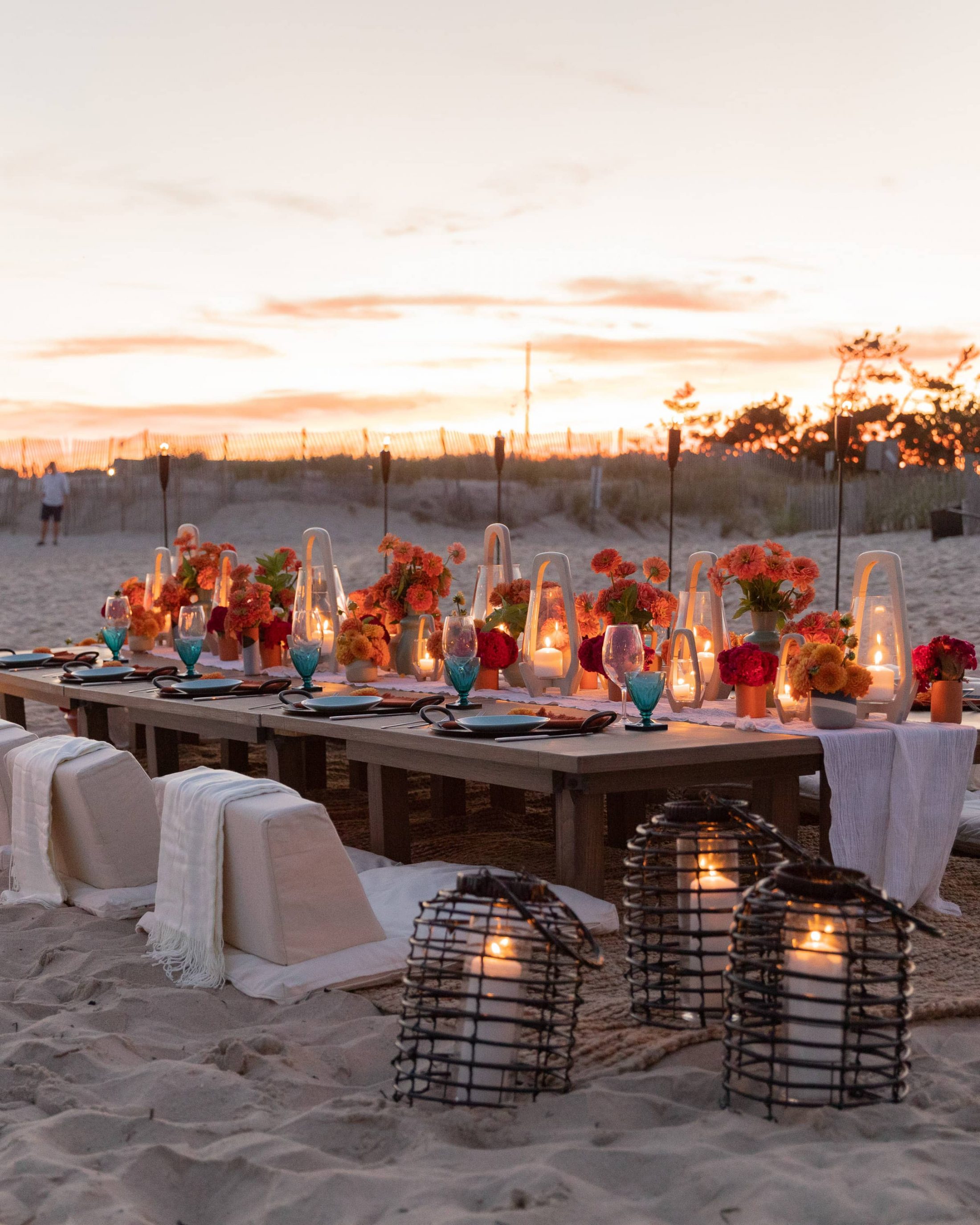 Table set-up at 40th birthday dinner on the beach in Southampton | Photo by Luis Zepeda